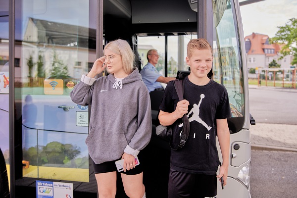 SchülerInnen steigen am Busbahnhof Oschatz aus dem Bus.